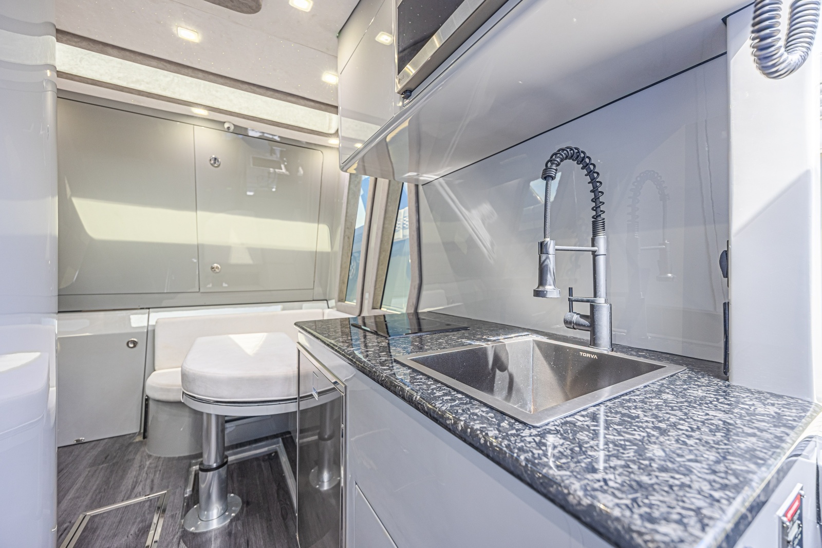 2025 Midnight Express 52 Vitesse photo 30