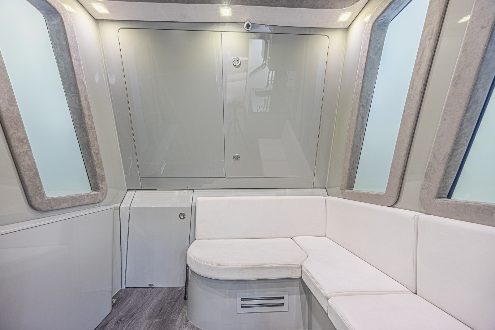 2025 Midnight Express 52 Vitesse