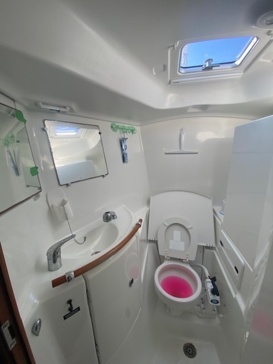 42' 2005 Beneteau 42 CC