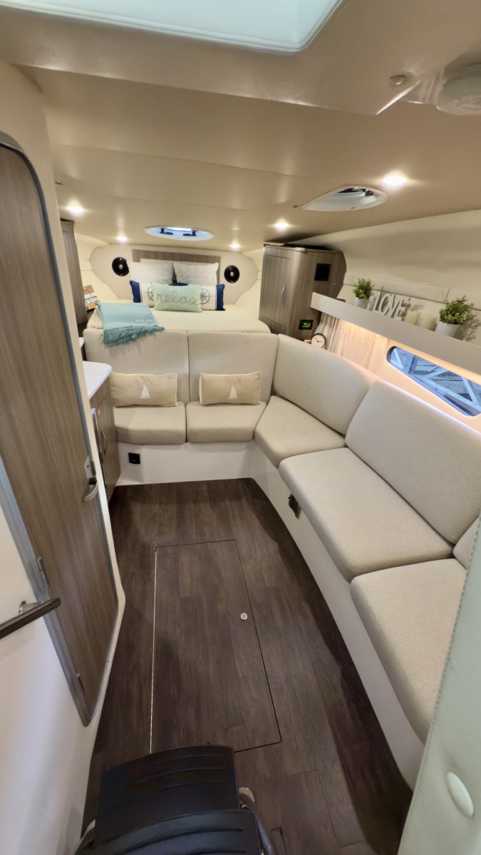 33' 2020 Regal 33 Express