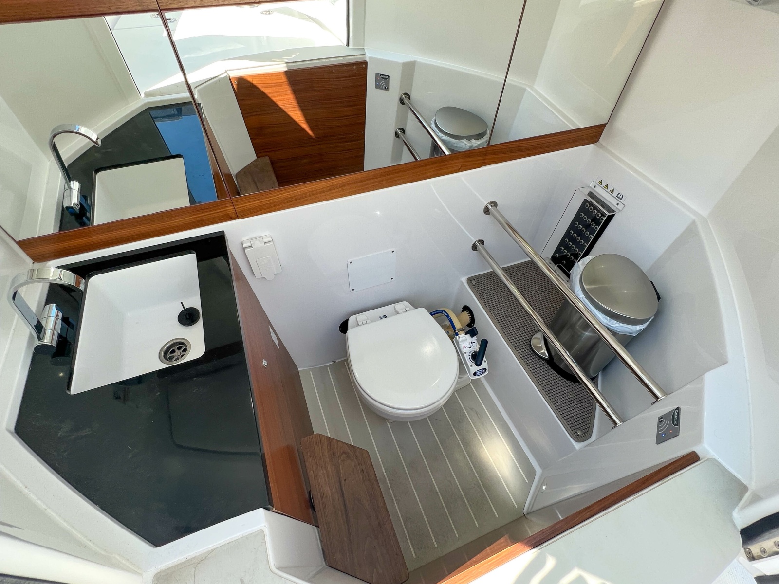 28' 2020 Axopar 28 Cabin