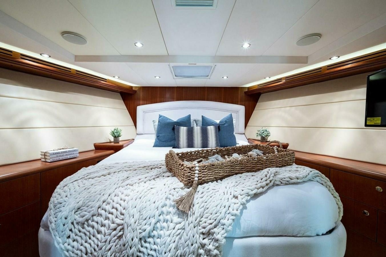 MAGNUM RIDE 100ft Hatteras Yacht For Sale