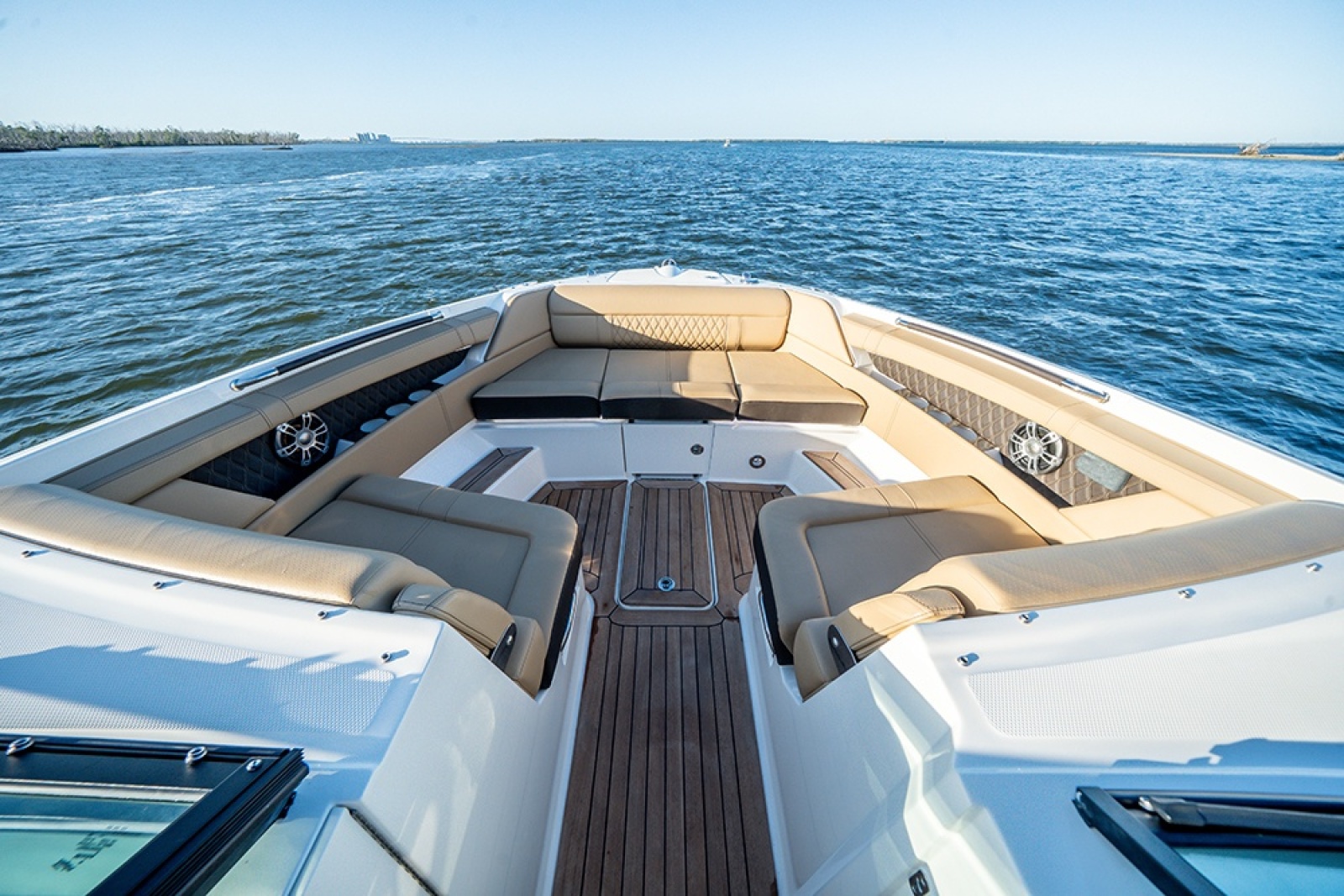 35' 2023 Sea Ray SLX 350 Outboard