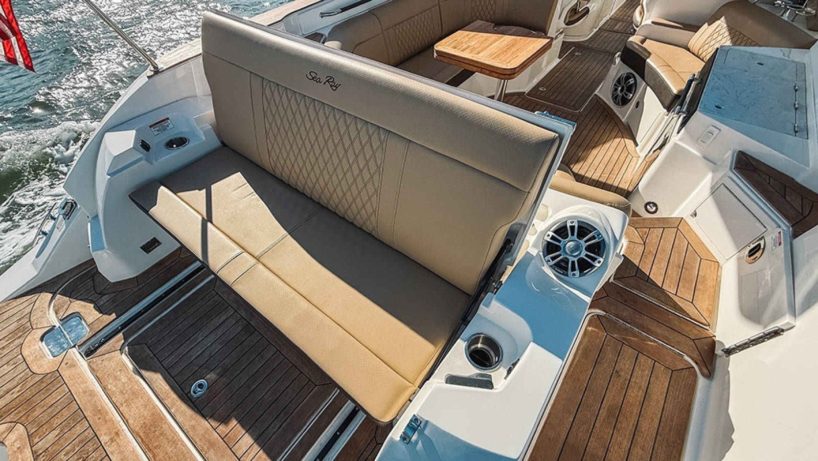Transom concealable aft facing lounger