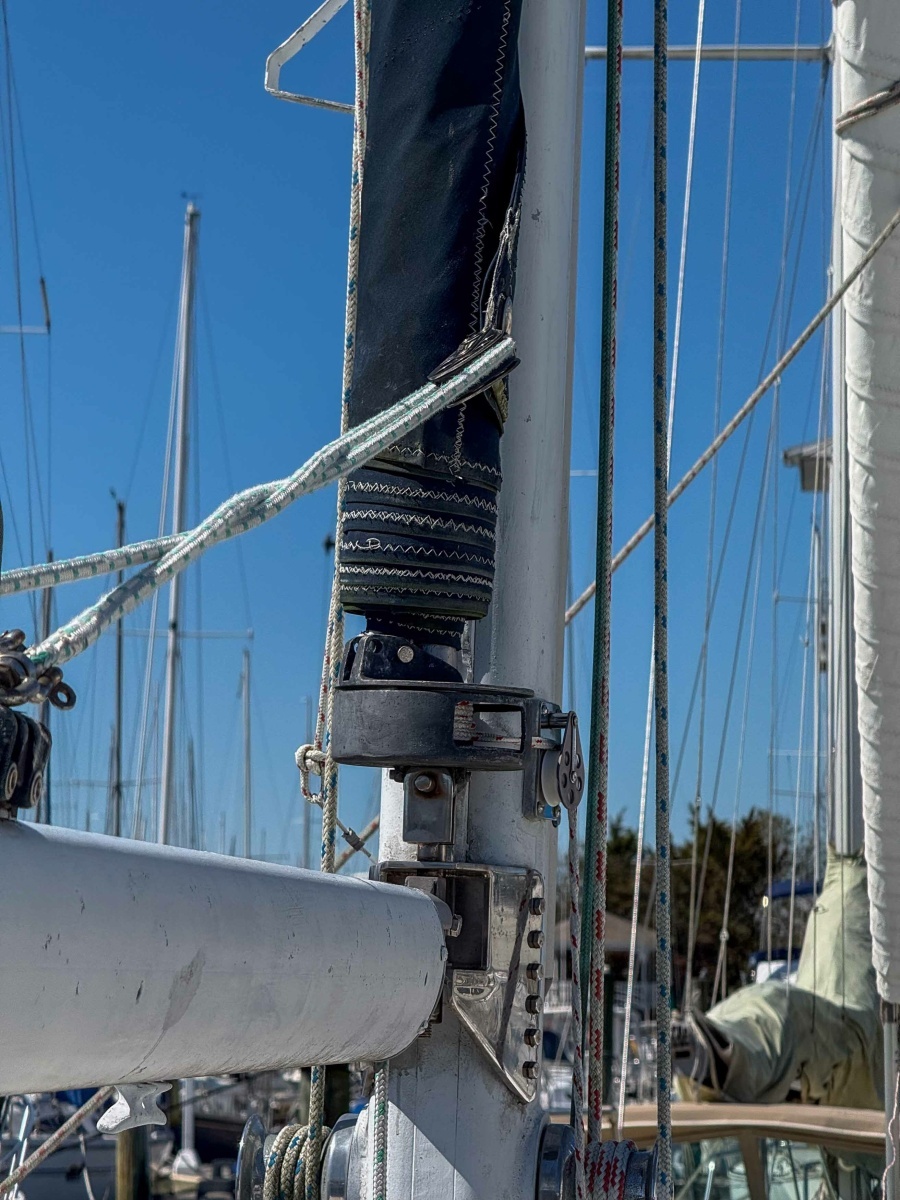 Close up roller-furling main