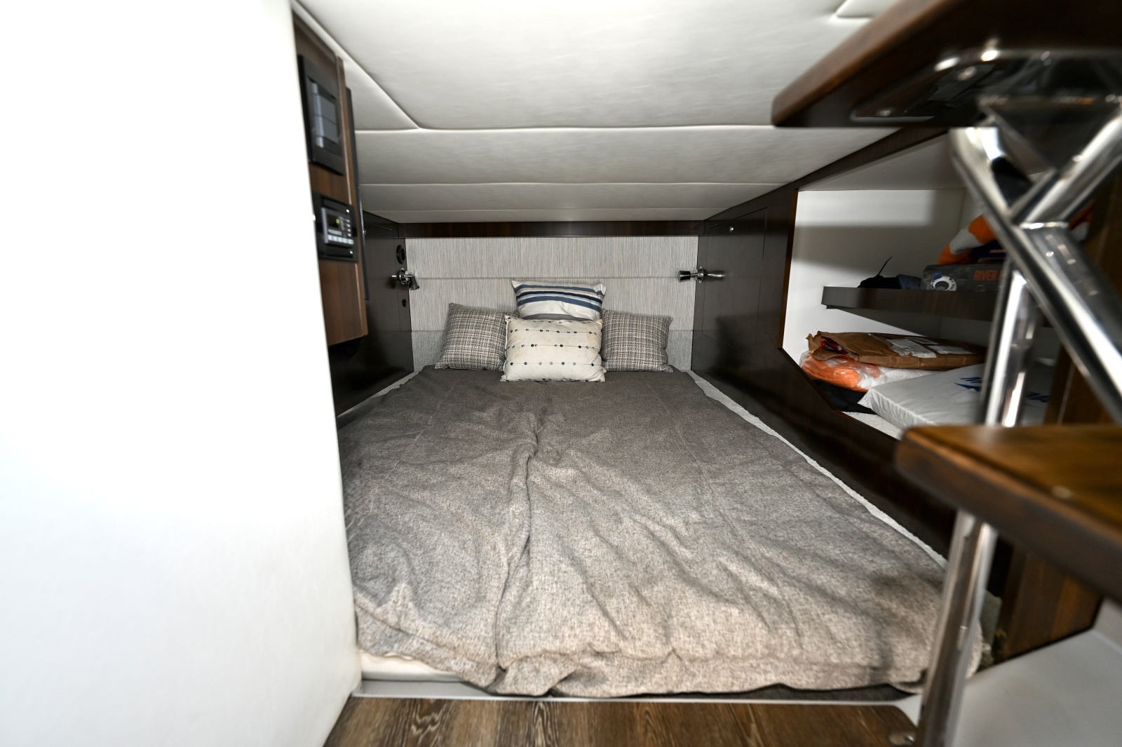 Mid Cabin Berth, Cruisers Yachts 38 GLS