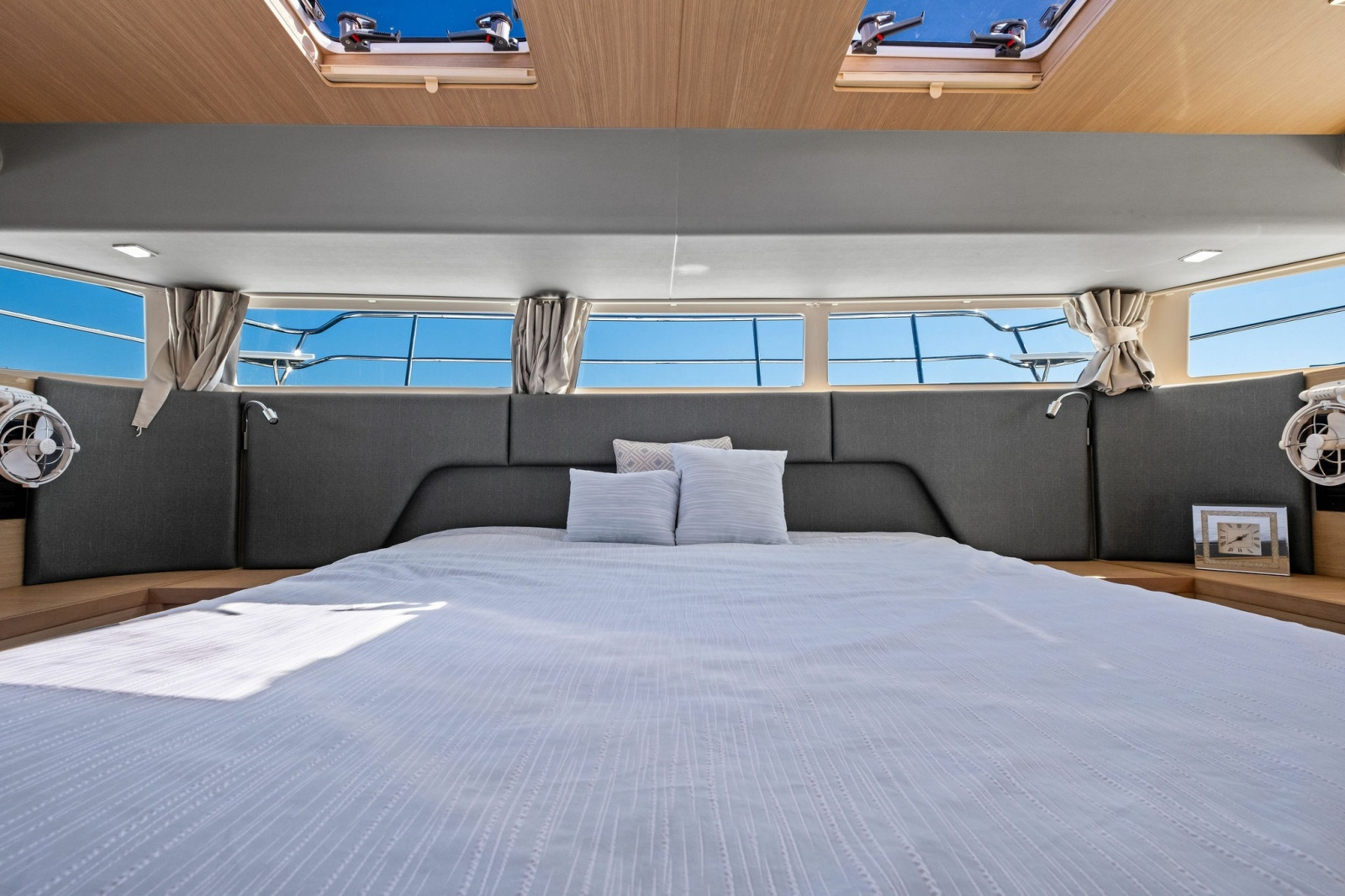 54' 2022 Aquila 54 Yacht