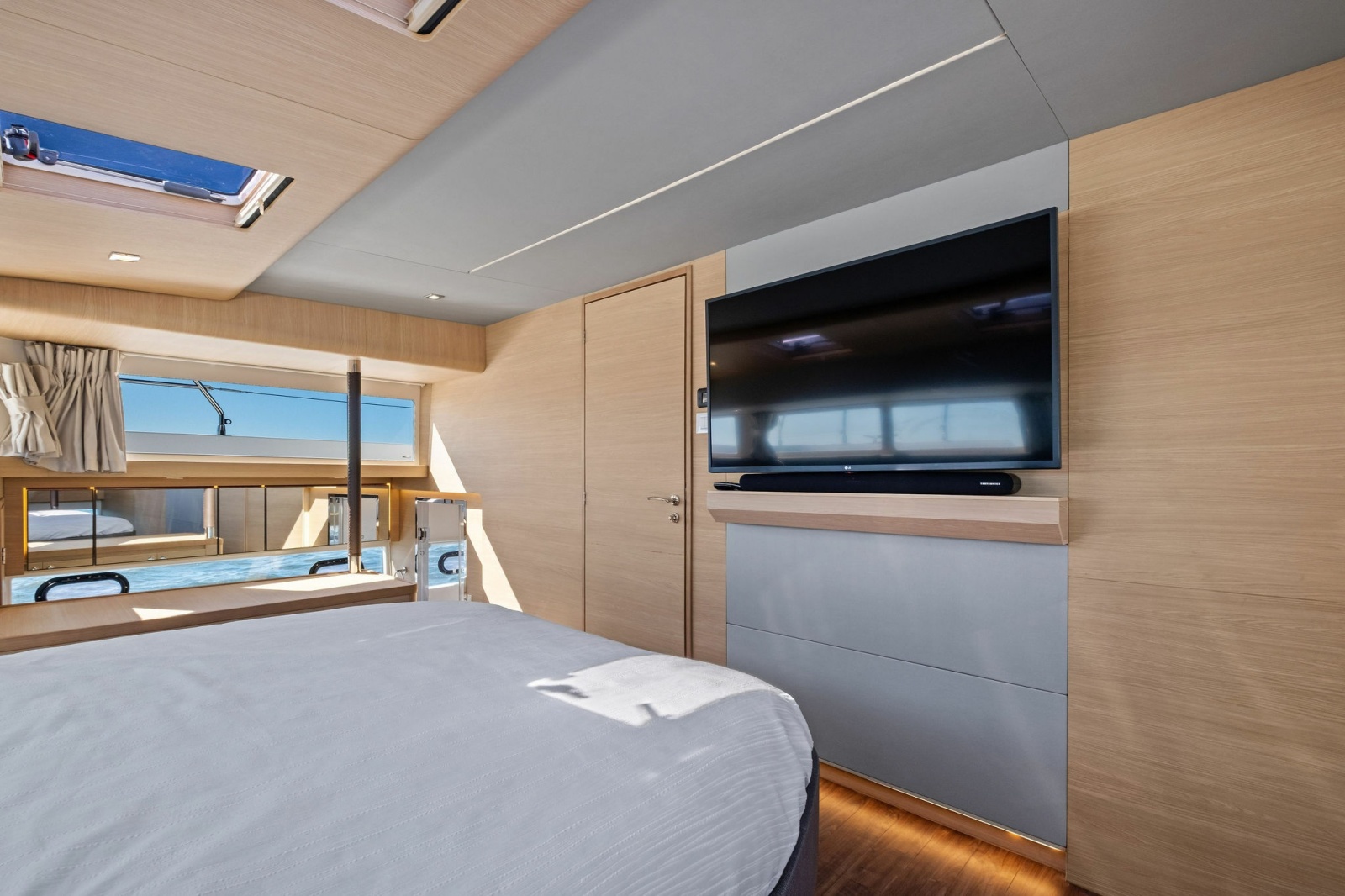 54' 2022 Aquila 54 Yacht