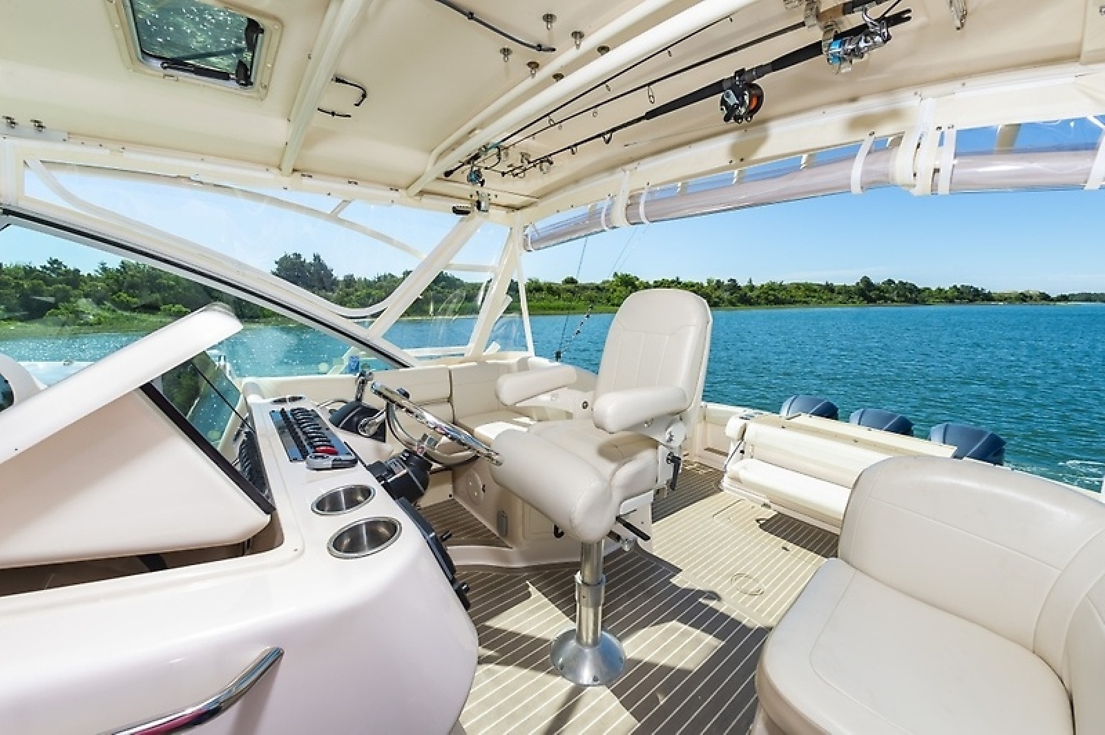 37' 2014 Grady-White Express 370