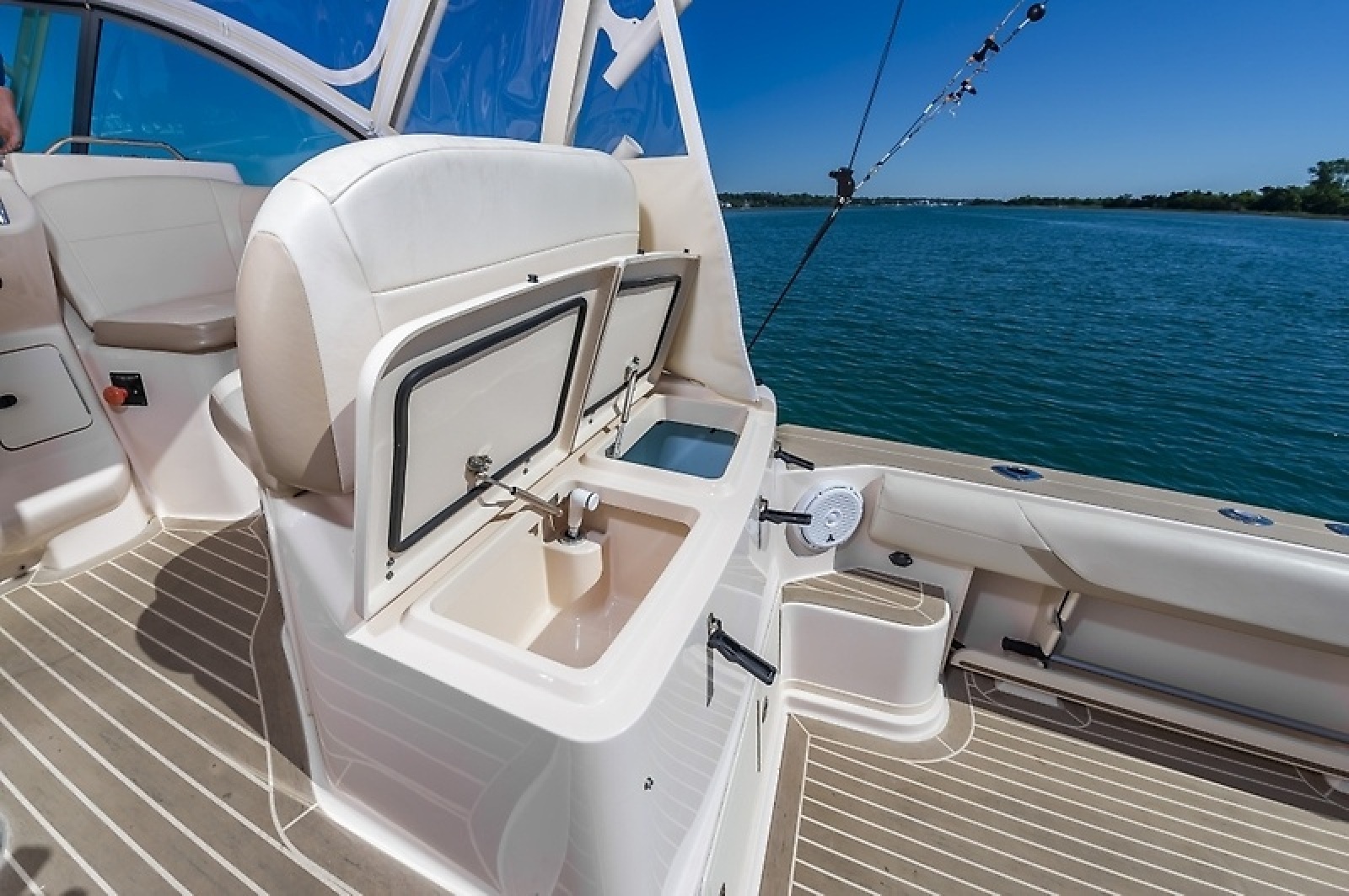 37' 2014 Grady-White Express 370