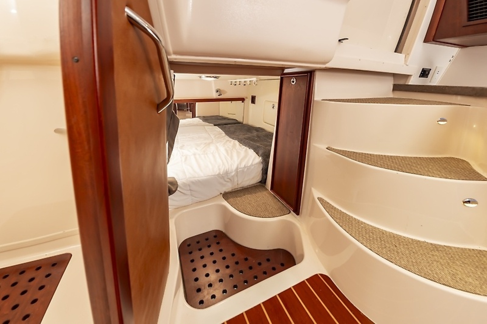 37' 2014 Grady-White Express 370