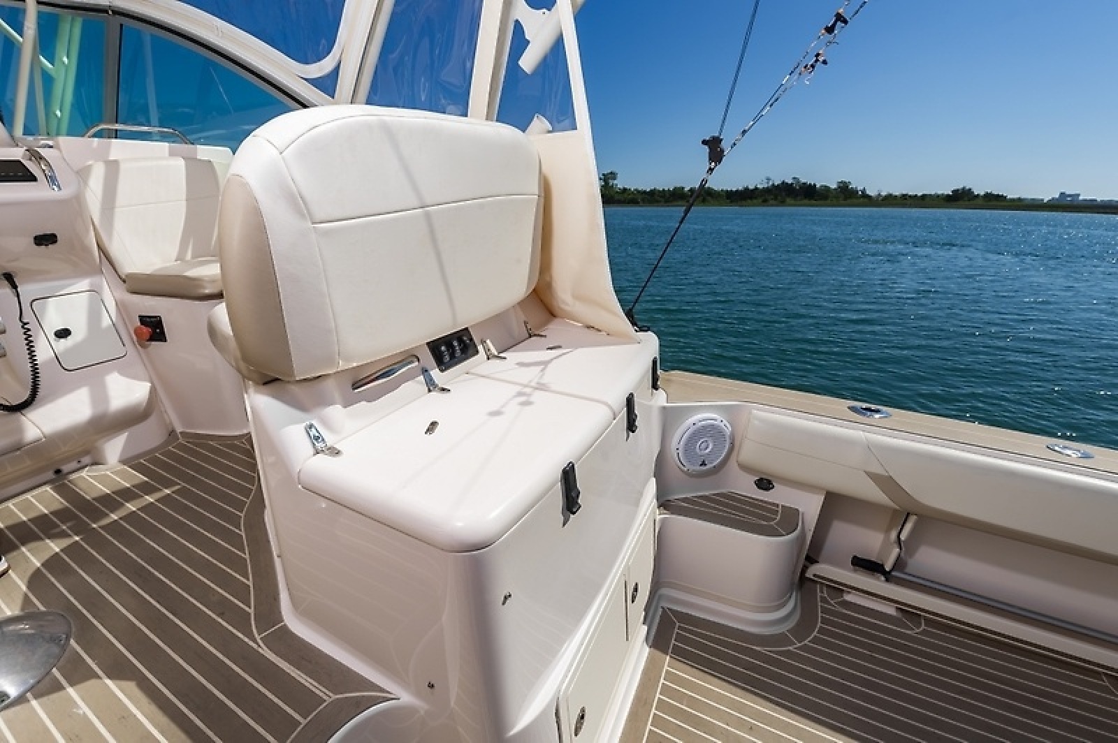 37' 2014 Grady-White Express 370
