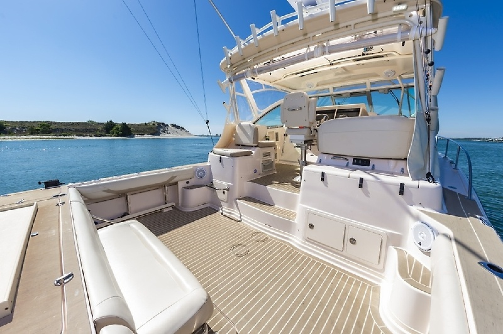 37' 2014 Grady-White Express 370