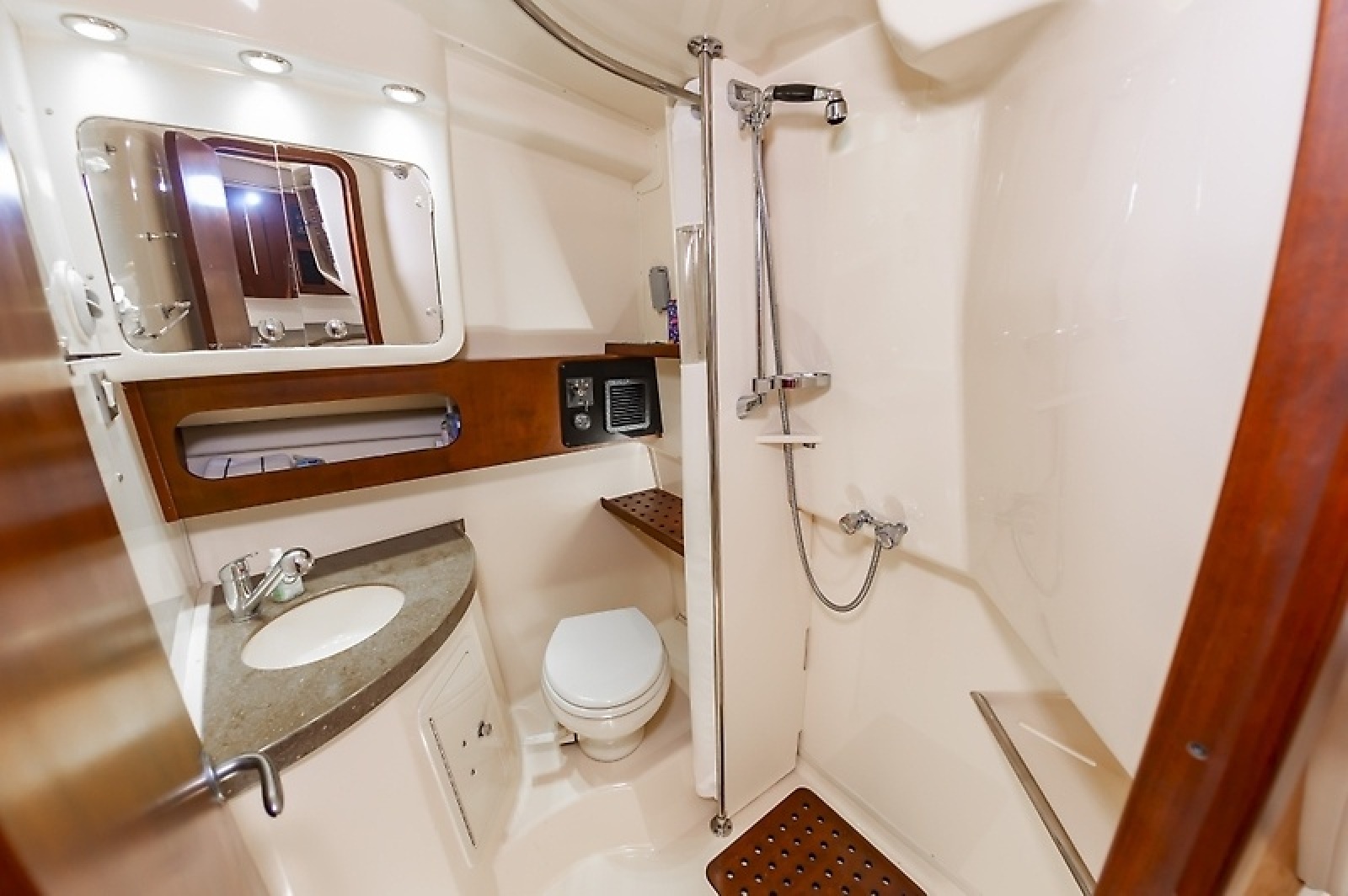 37' 2014 Grady-White Express 370