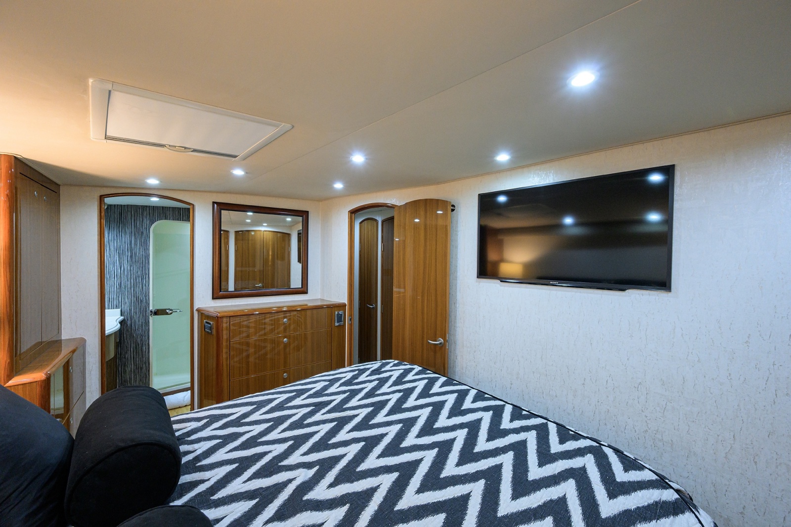 68' 2008 Viking 68 Convertible