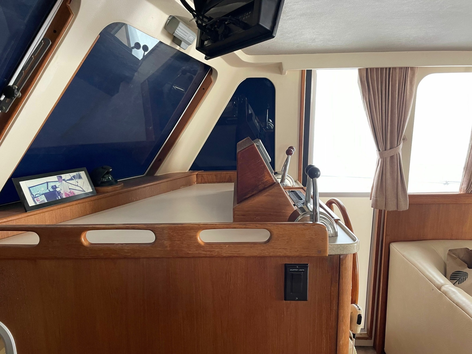 1998 Mainship 350 Trawler