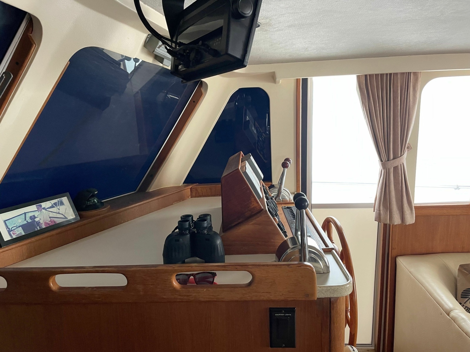 1998 Mainship 350 Trawler