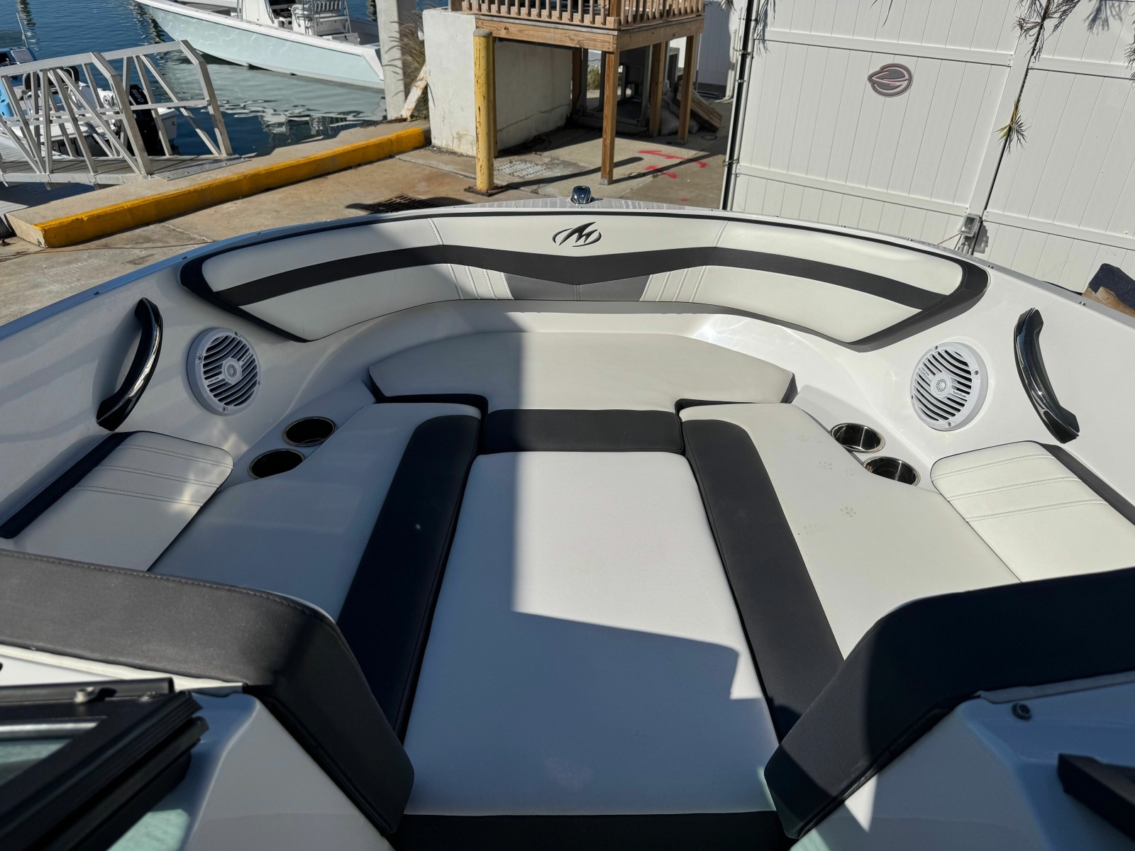 20' 2020 Monterey M-205