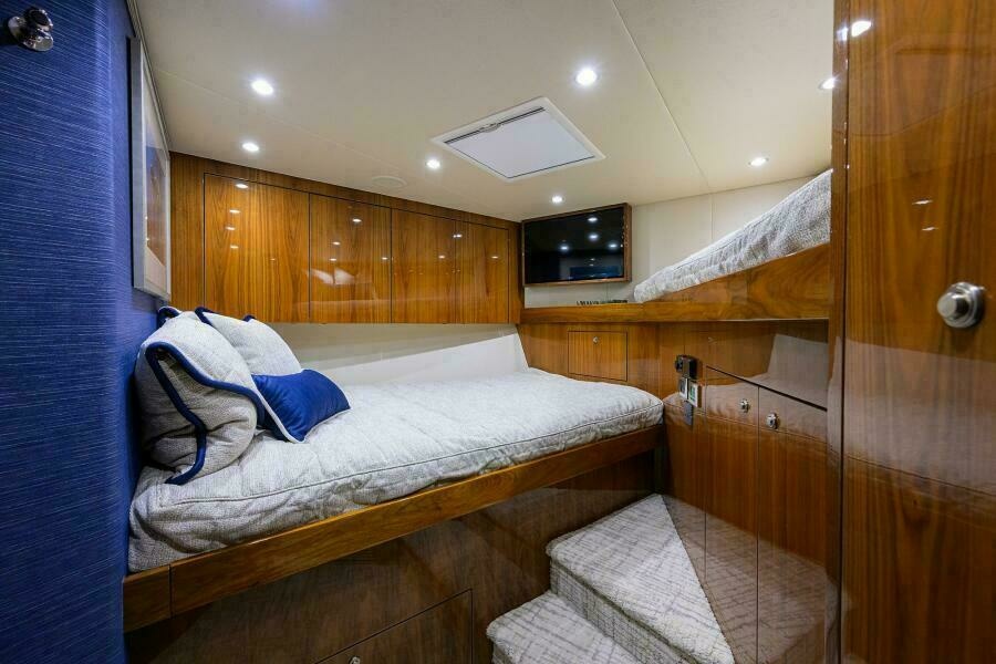 Viking 72 TAMI ANN - Forward Stateroom