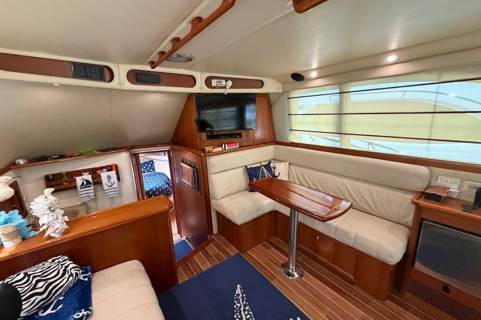 37' 2005 Riviera 37 Flybridge