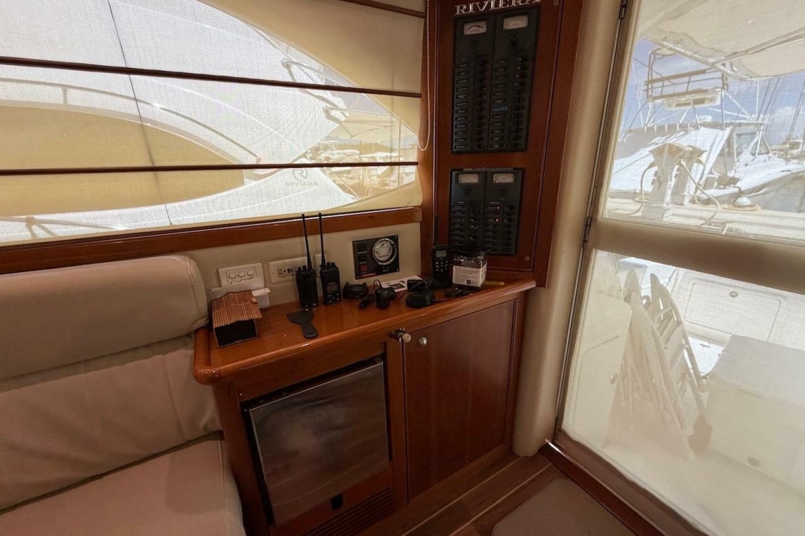 37' 2005 Riviera 37 Flybridge