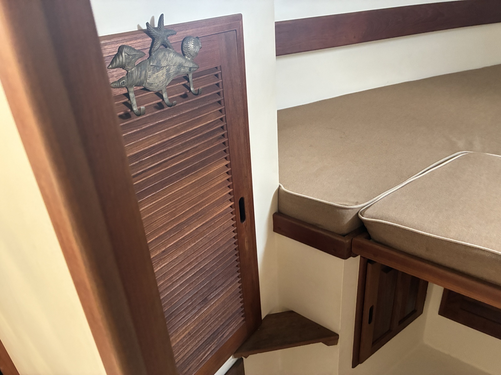 1989 Duffy 35 Flybridge - Hanging locker