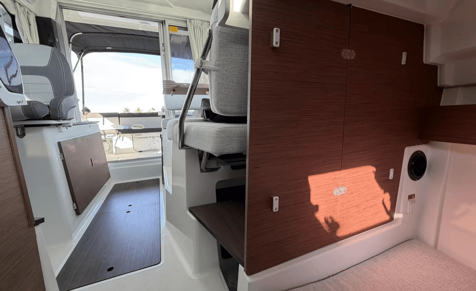 26' 2023 Jeanneau NC-795 Coupe