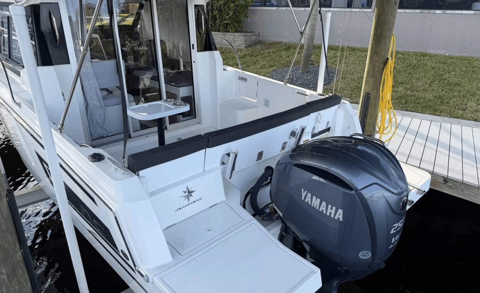 26' 2023 Jeanneau NC-795 Coupe