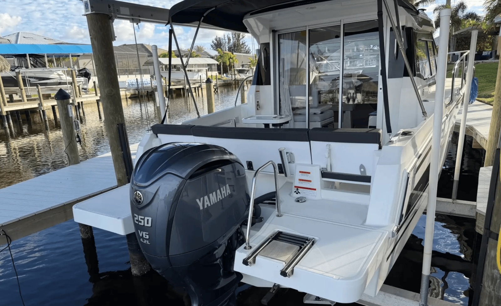 26' 2023 Jeanneau NC-795 Coupe