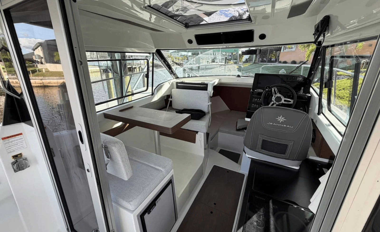 26' 2023 Jeanneau NC-795 Coupe