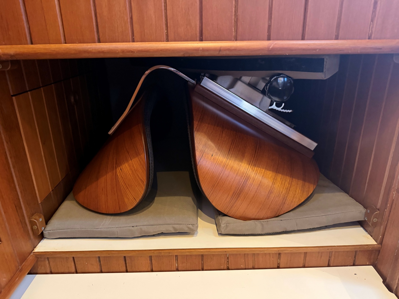 Settee Storage for Pilot Seat 