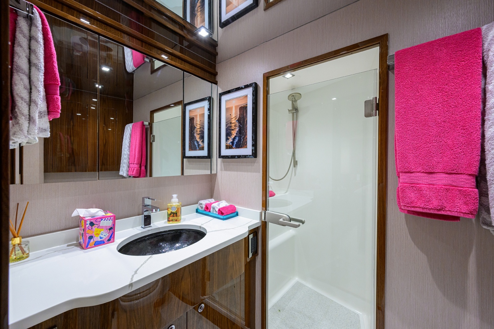 80' 2023 Viking 80 Skybridge