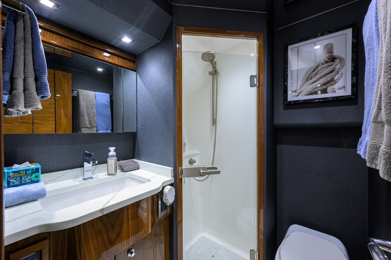 80' 2023 Viking 80 Skybridge