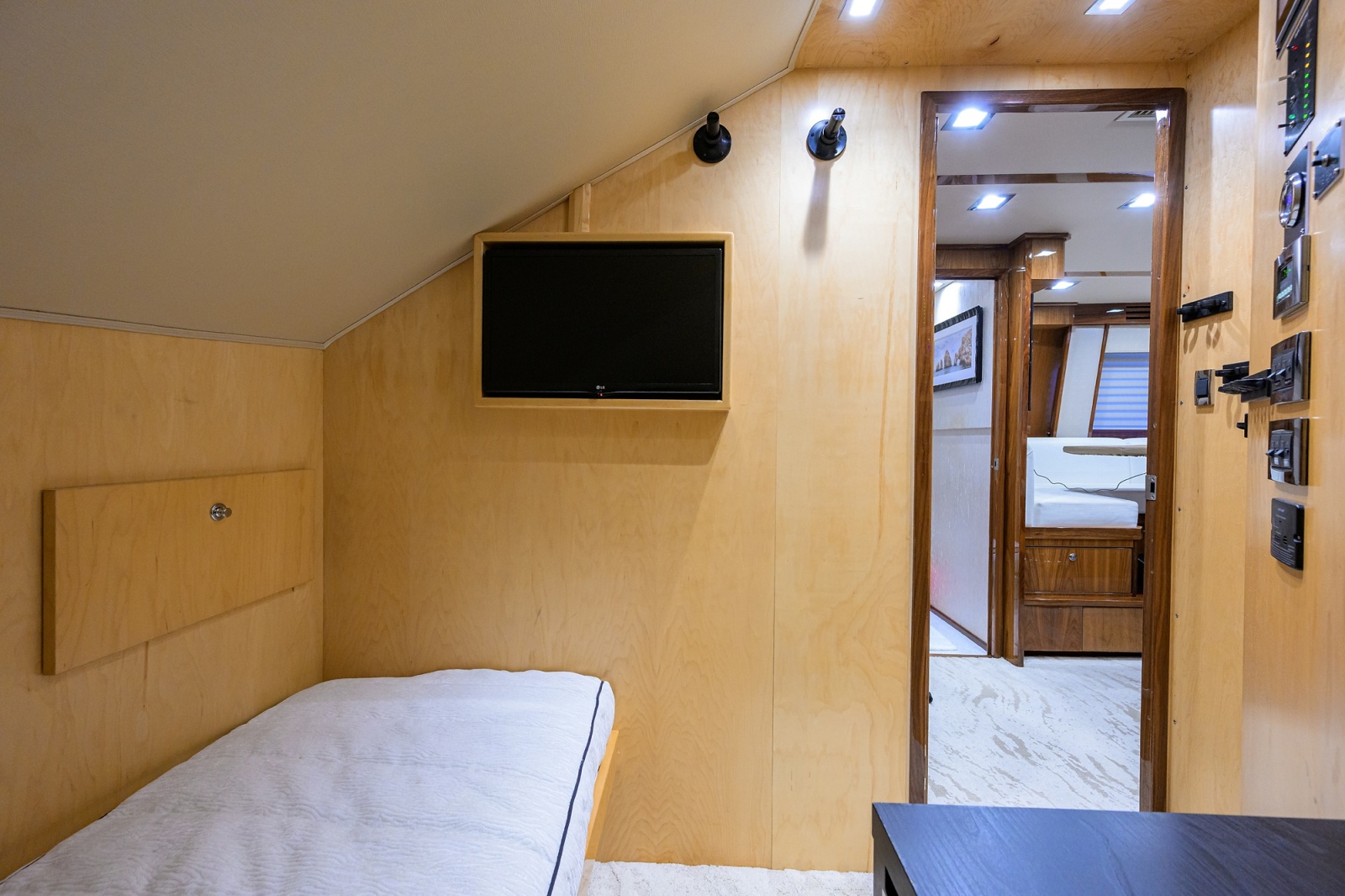 80' 2023 Viking 80 Skybridge