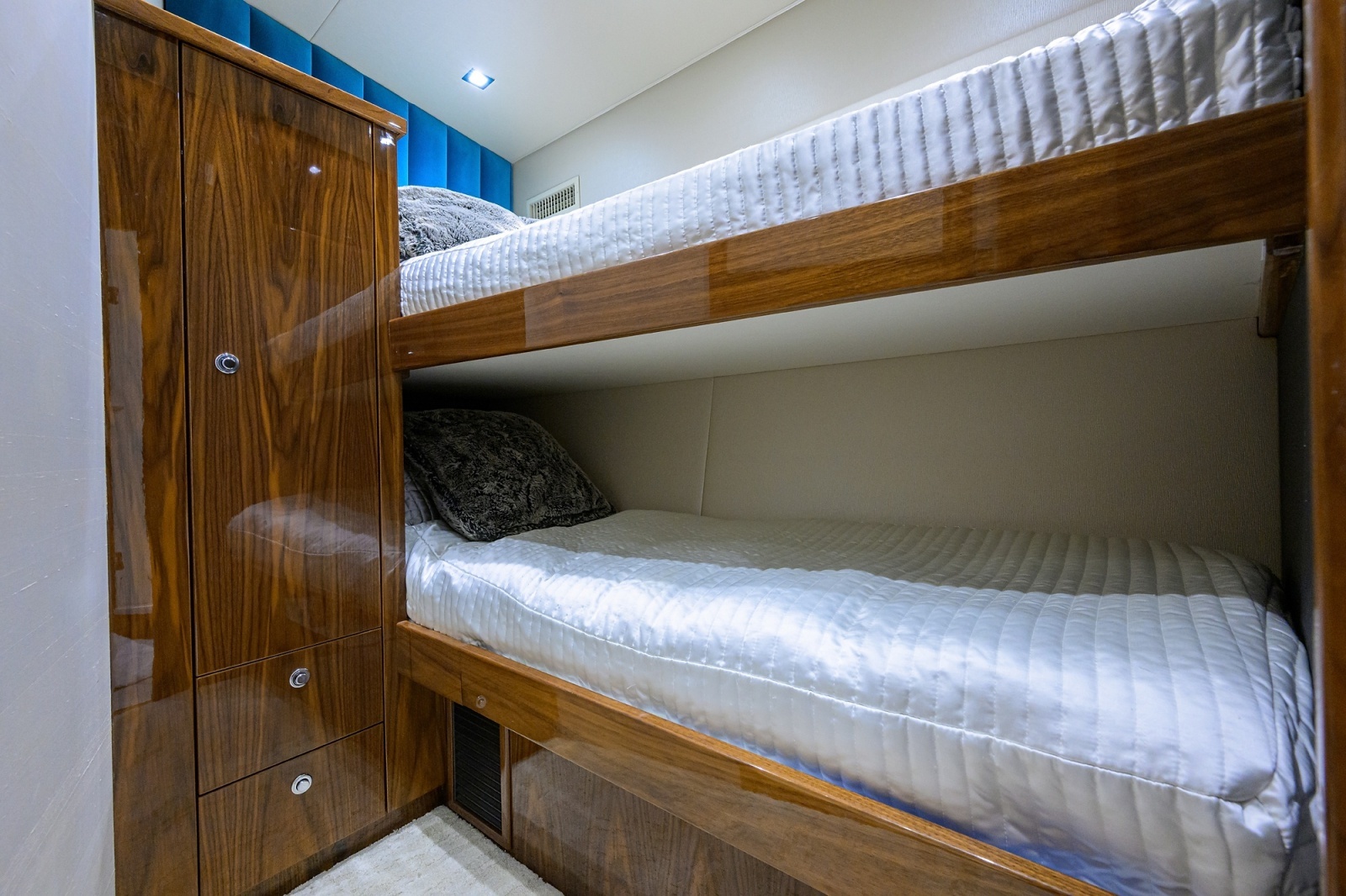 Viking 80 MERCEDES - Forward Starboard Guest Stateroom