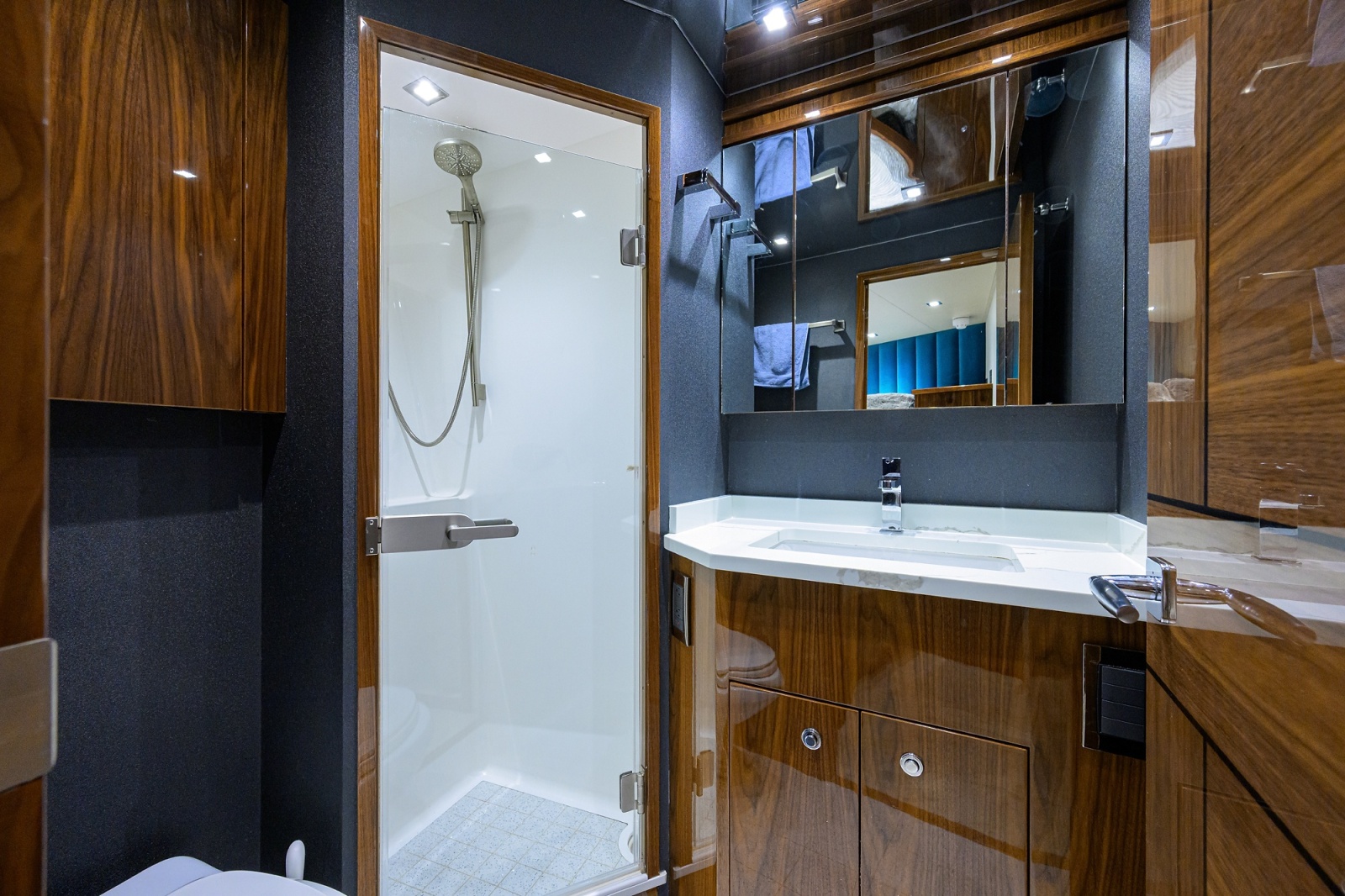 80' 2023 Viking 80 Skybridge