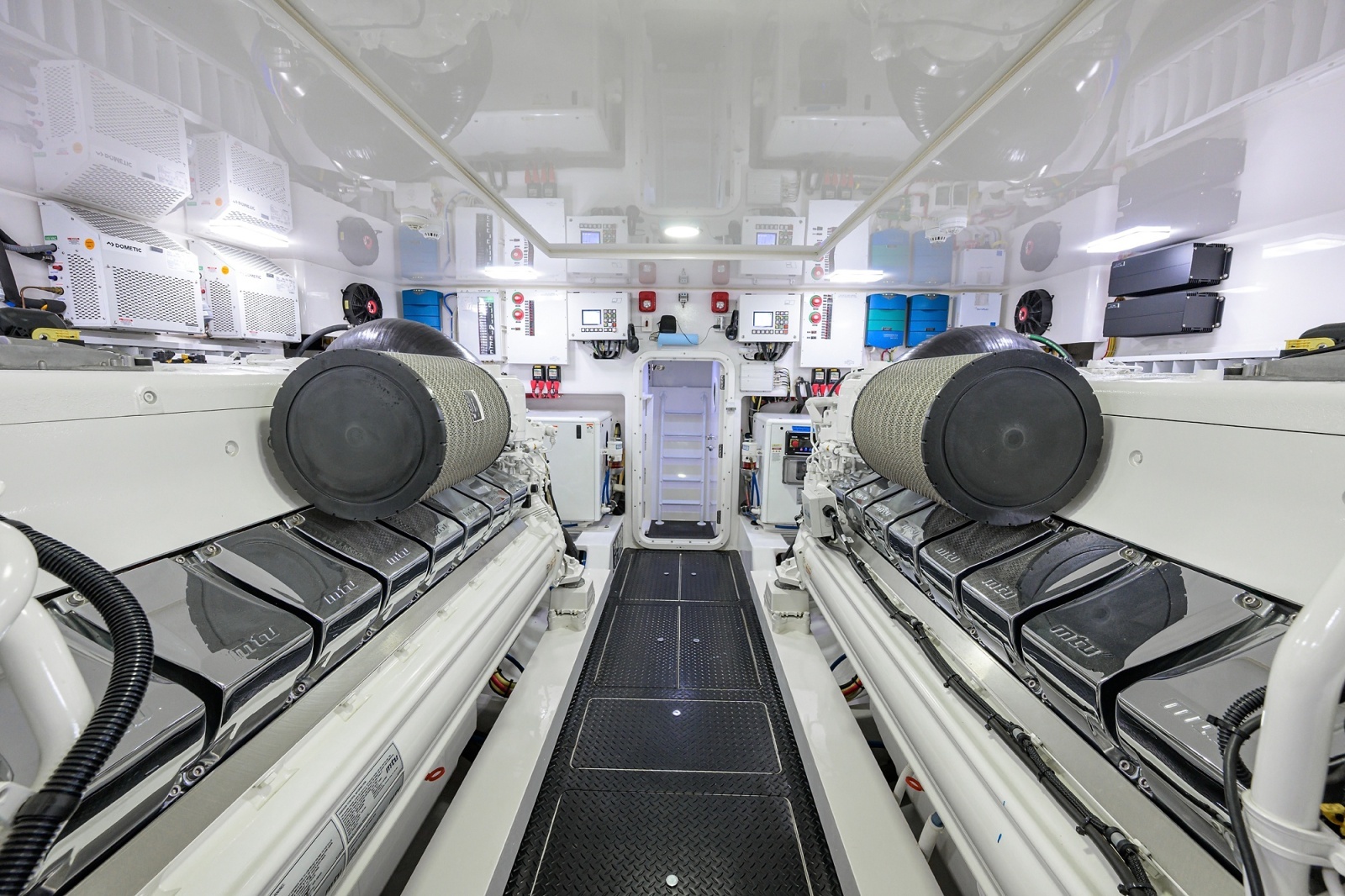 Viking 80 MERCEDES - Engine Room