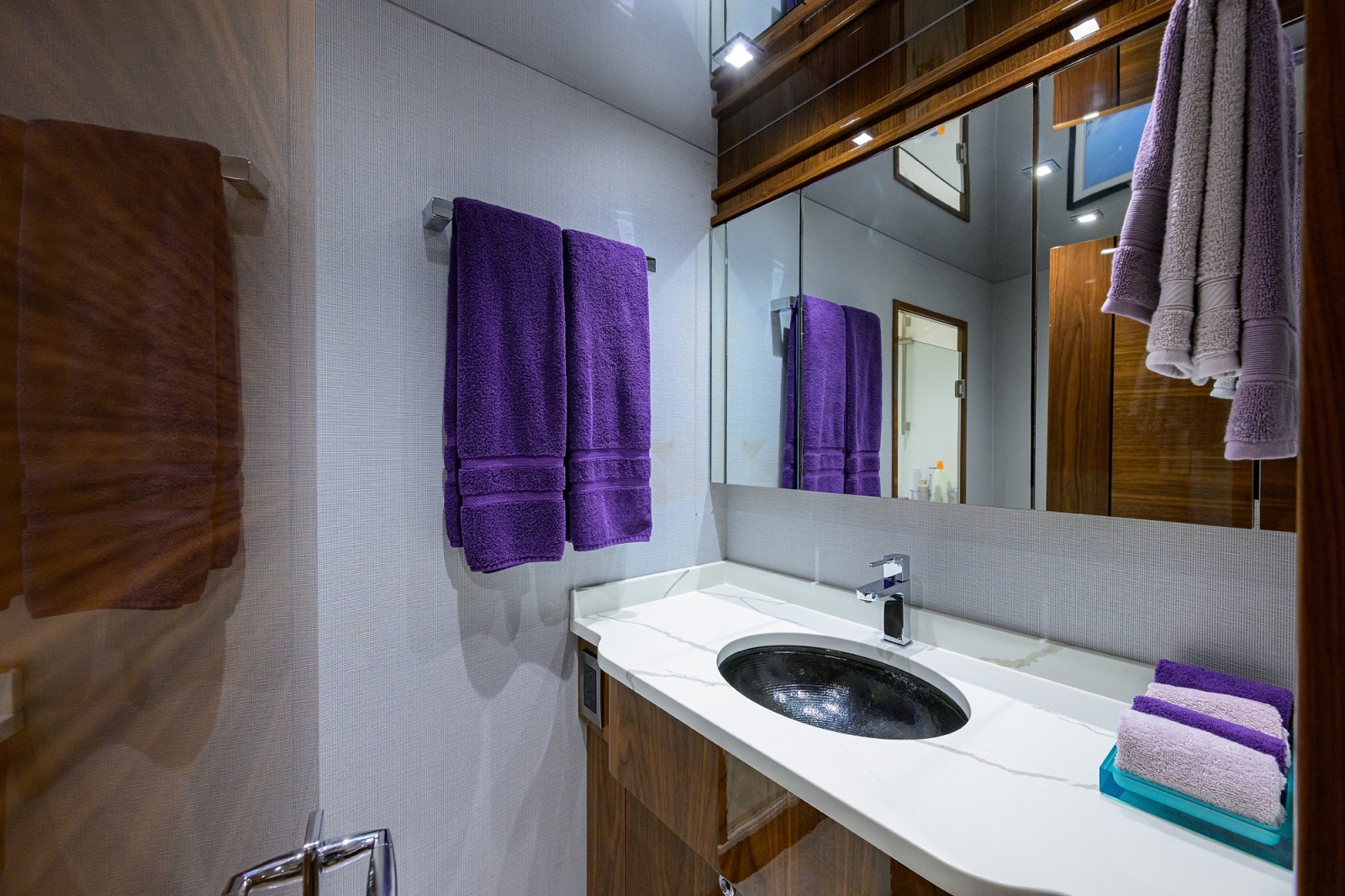 80' 2023 Viking 80 Skybridge