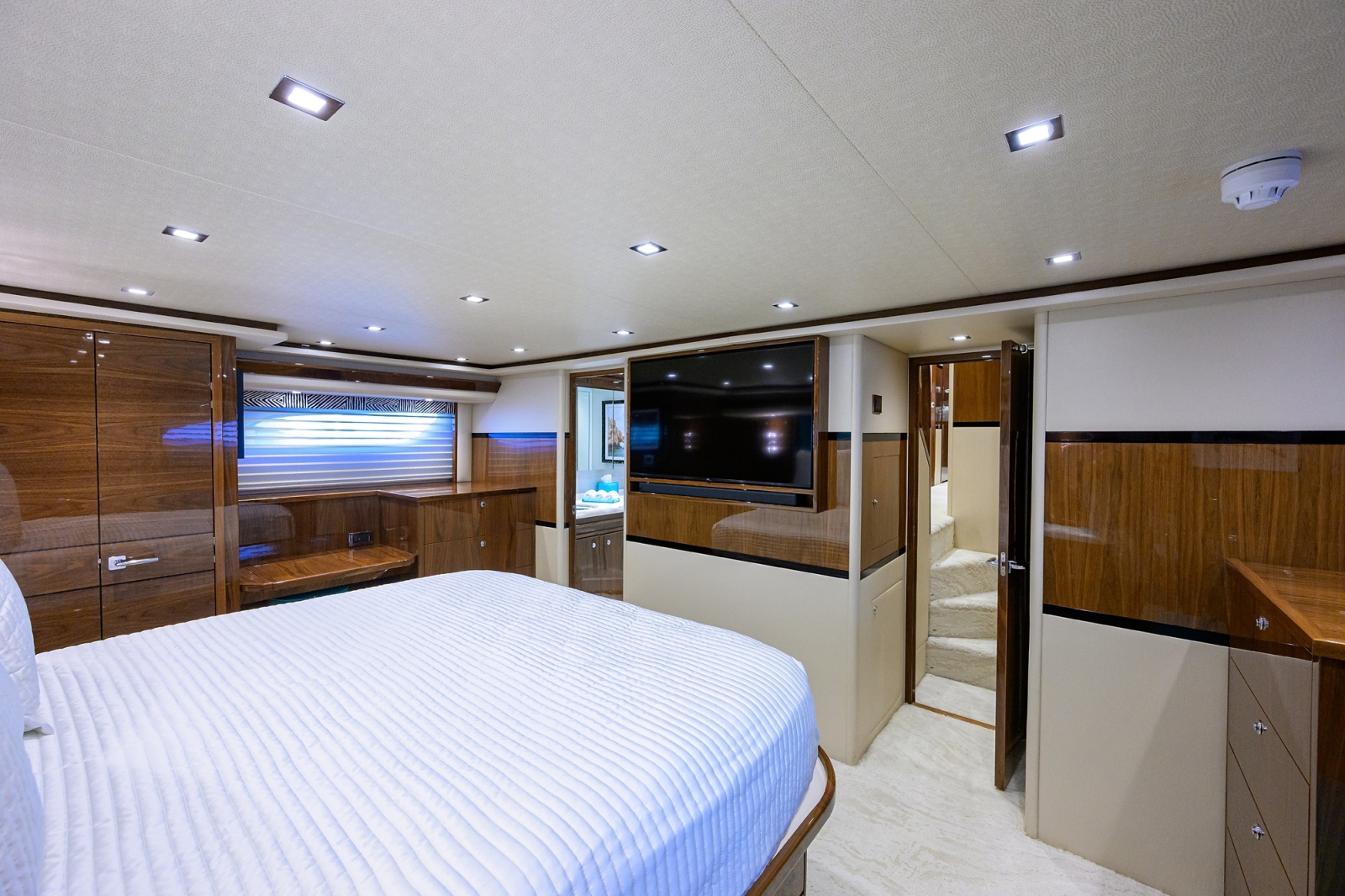 80' 2023 Viking 80 Skybridge