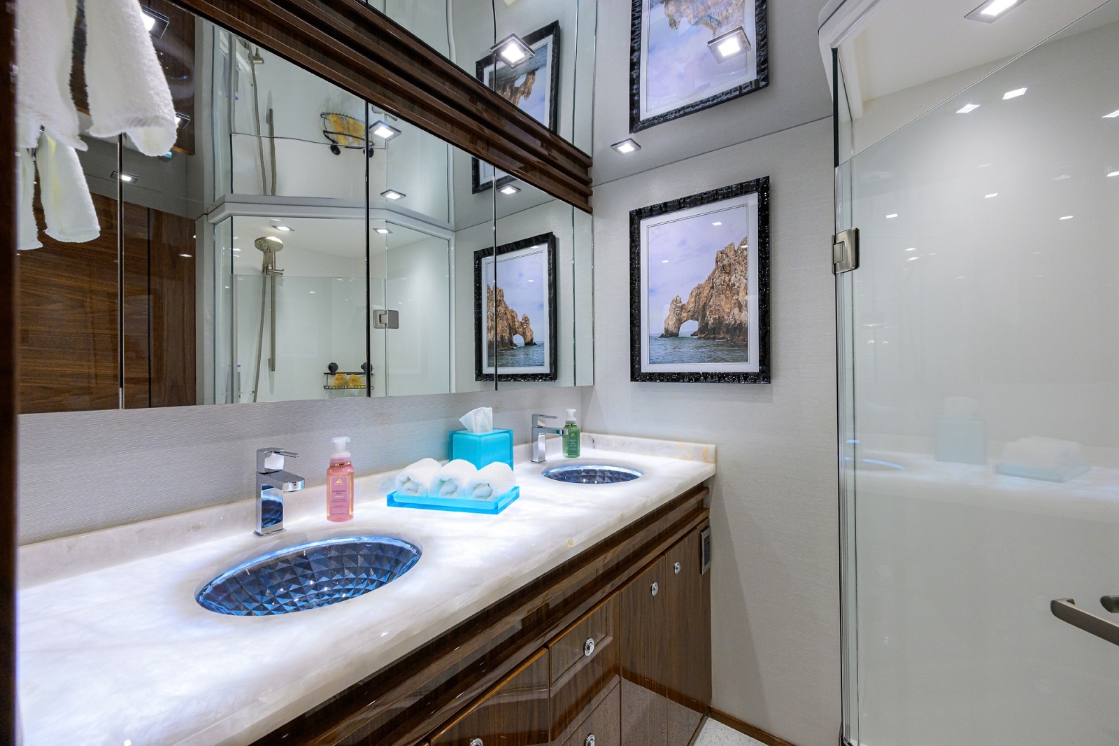 80' 2023 Viking 80 Skybridge