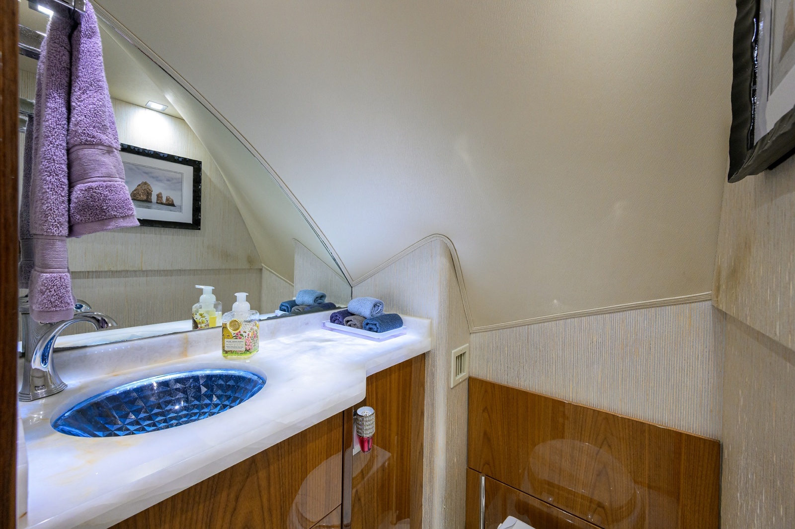 80' 2023 Viking 80 Skybridge