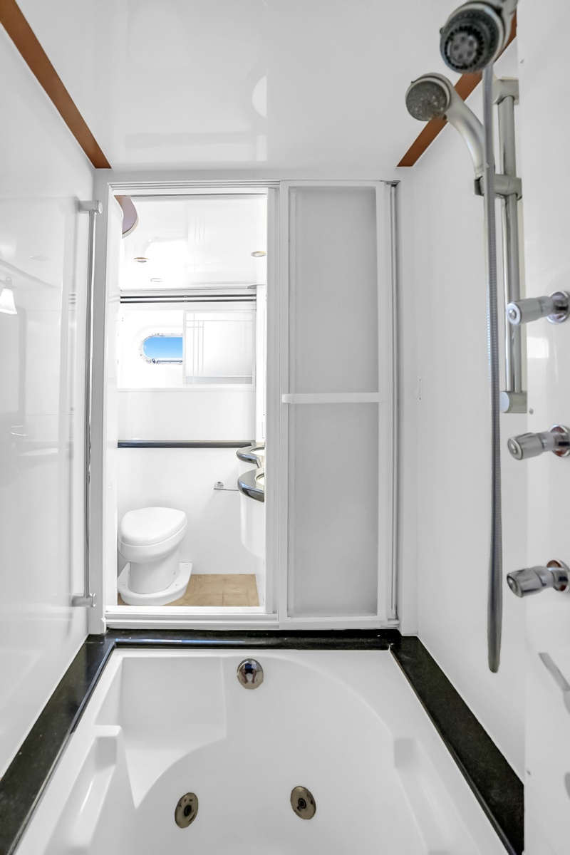 82' 2006 Jefferson Starship