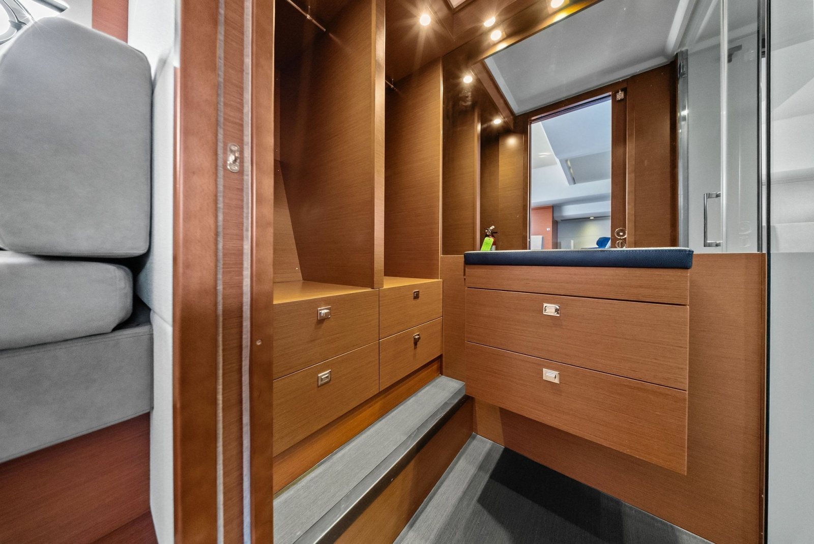 55' 2015 Prestige 550