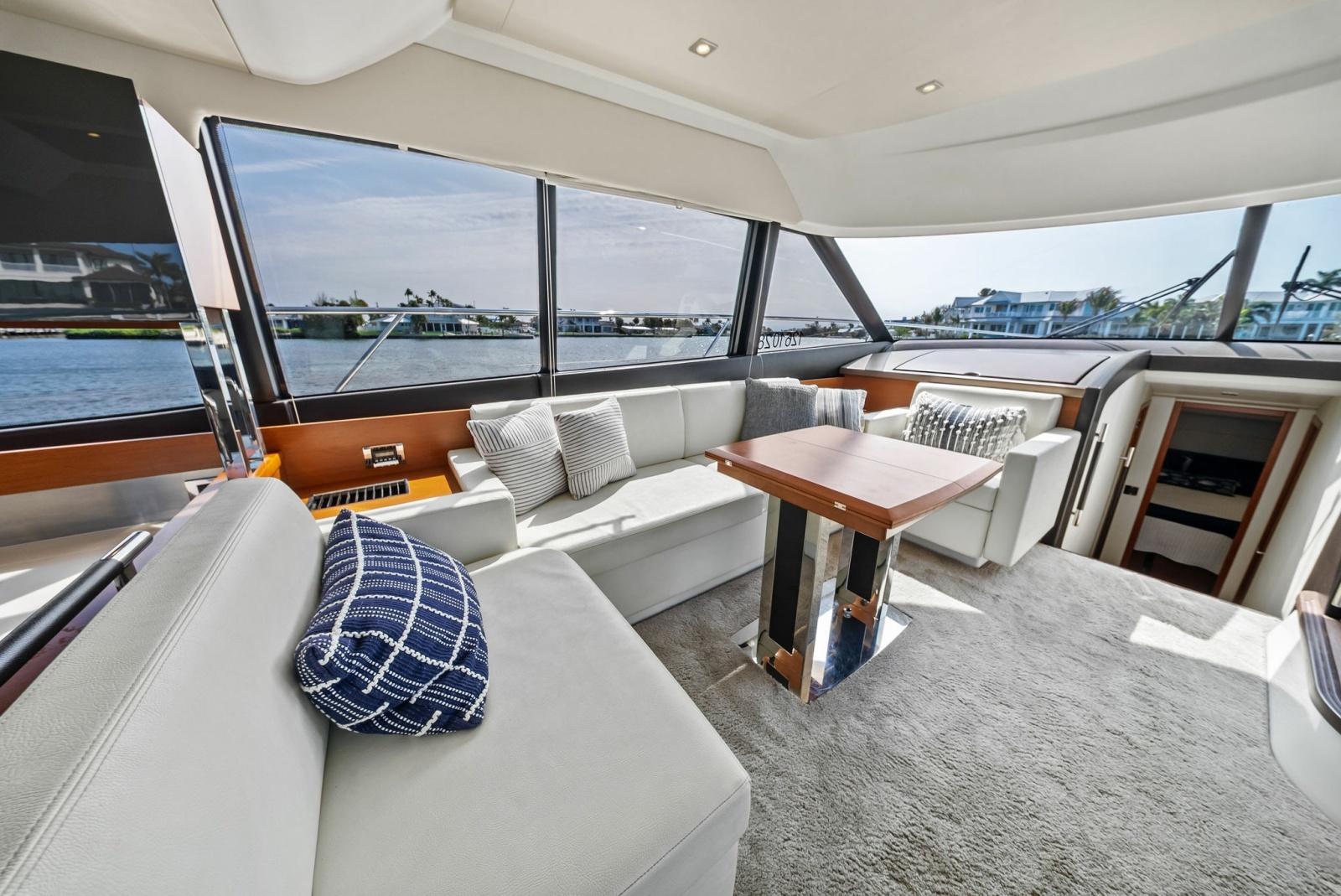 55' 2015 Prestige 550