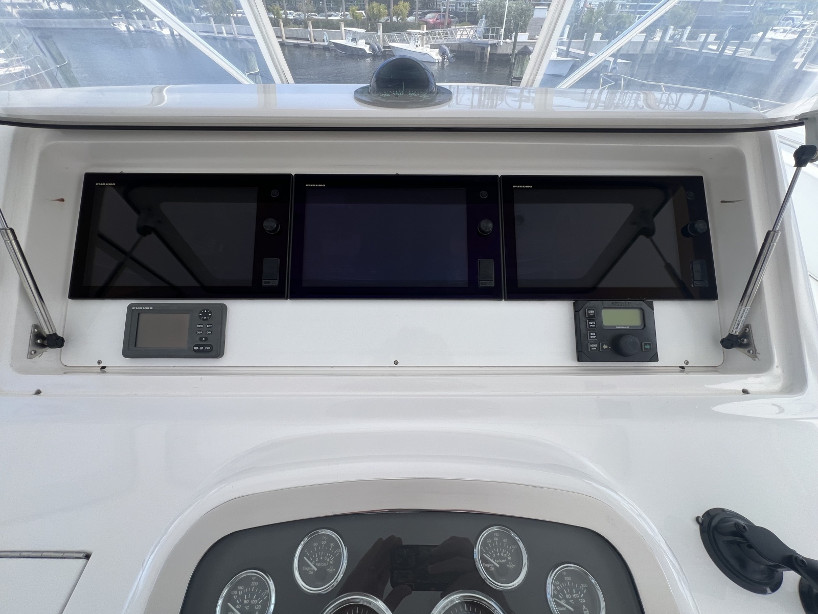 Viking 52 LET IT RAIN - Helm