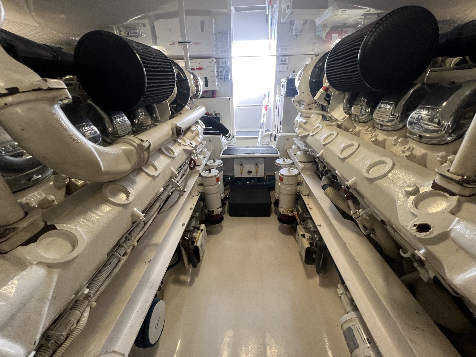 Viking 52 LET IT RAIN - Engine Room