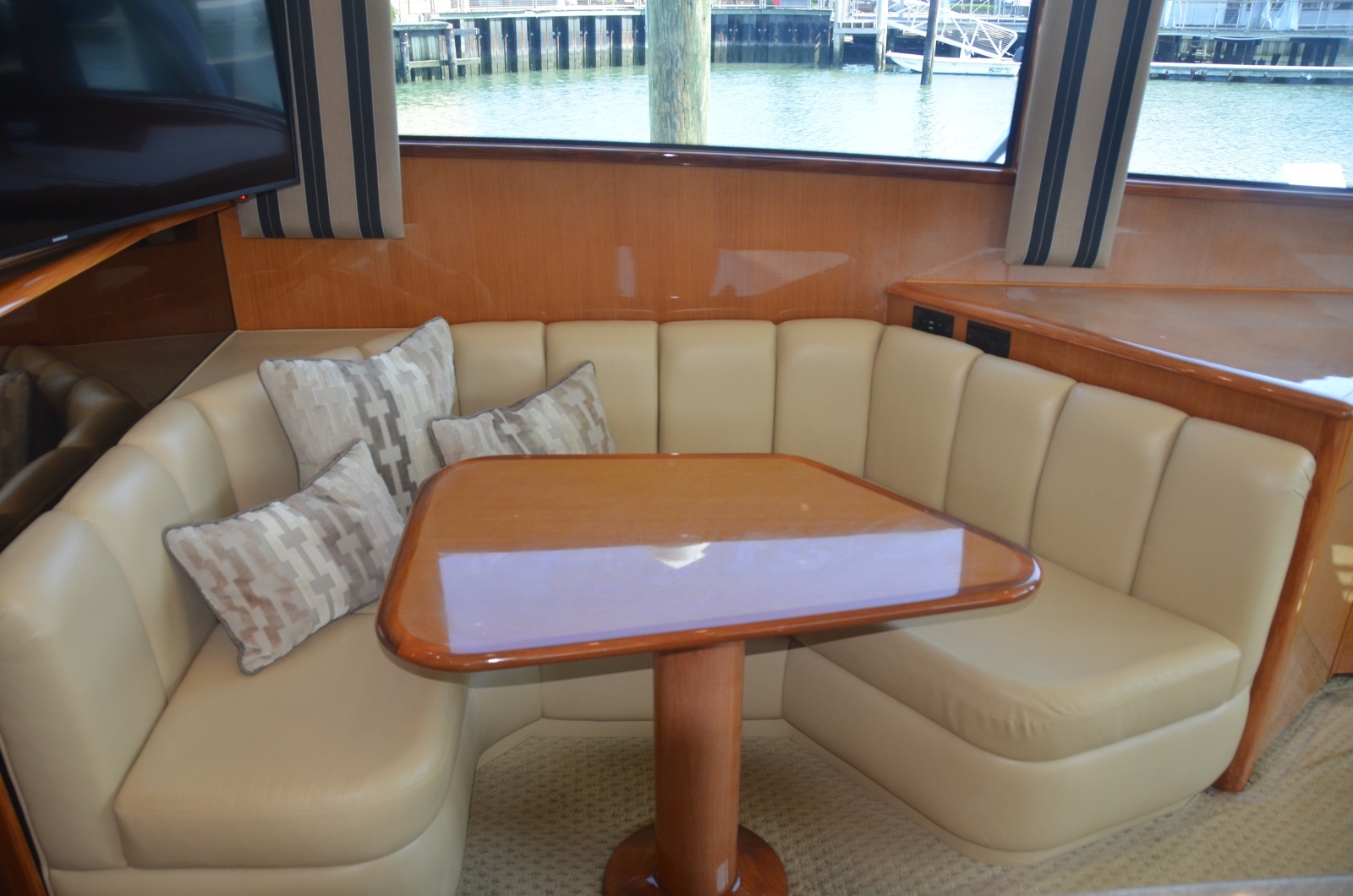 Viking 52 LET IT RAIN - Dinette