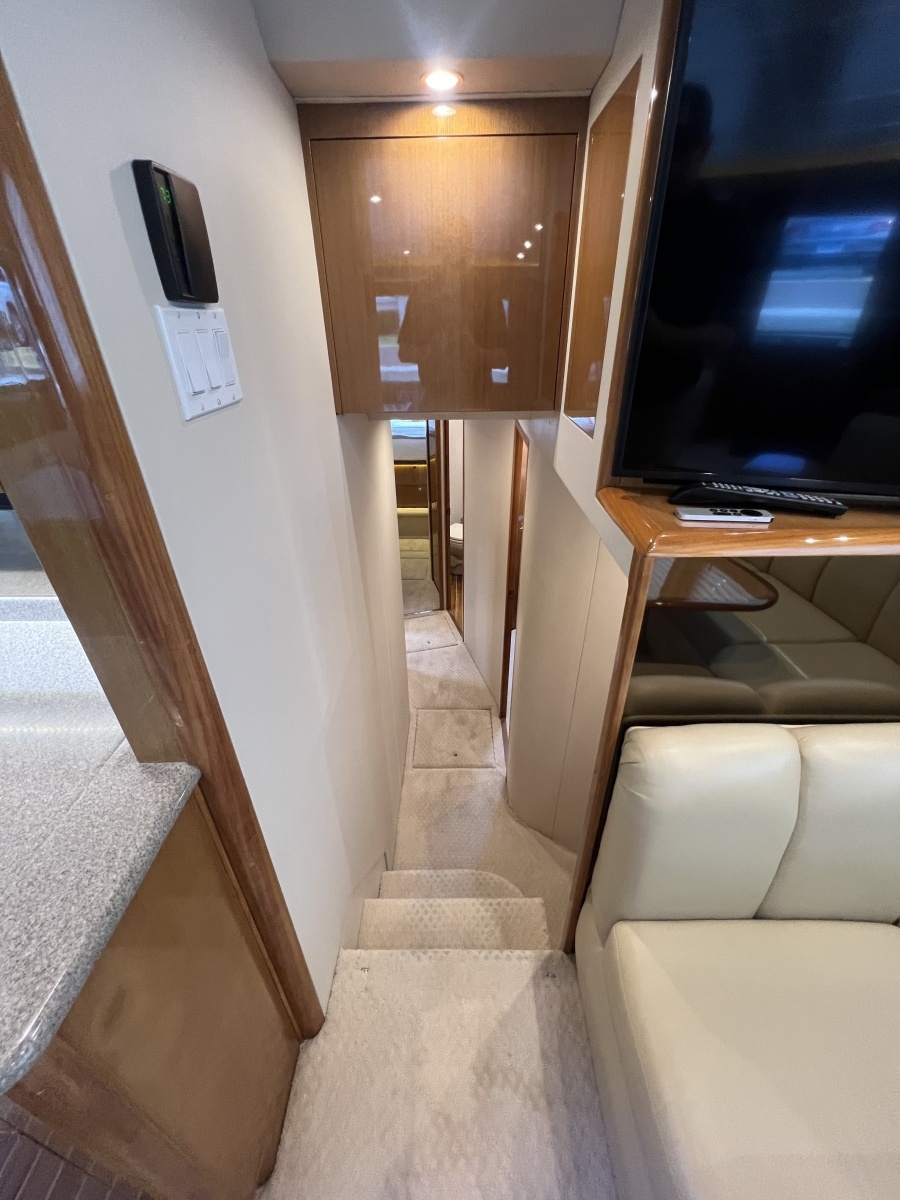 Viking 52 LET IT RAIN - Companionway