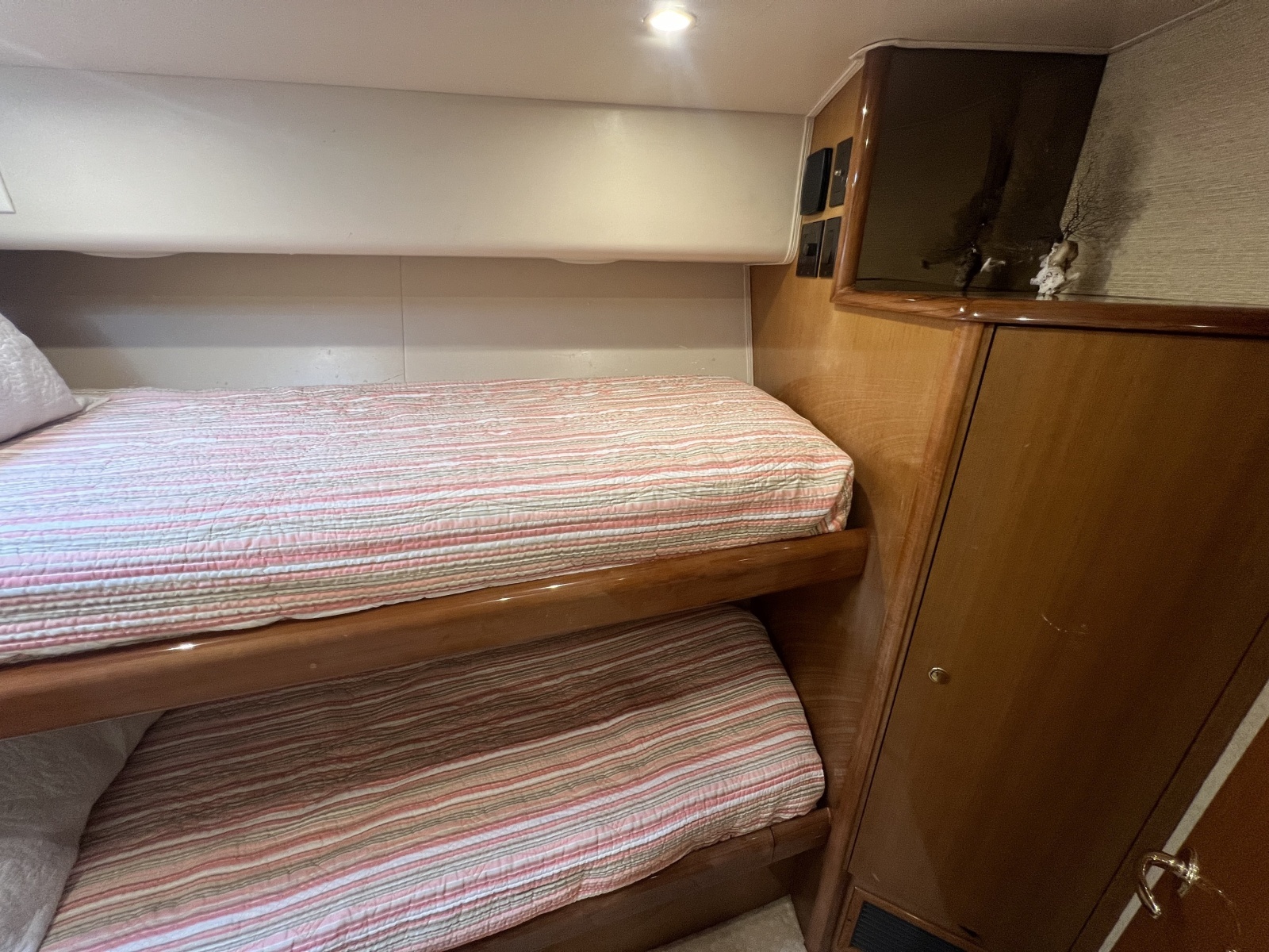 Viking 52 LET IT RAIN - Guest Twin Cabin