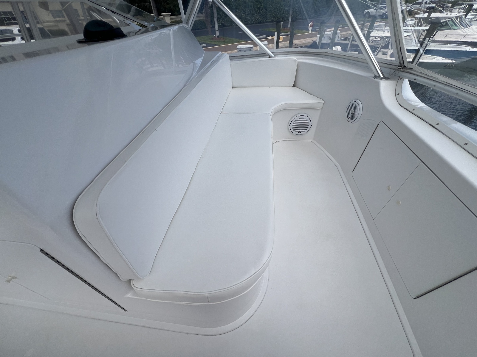 Viking 52 LET IT RAIN - Helm Seating